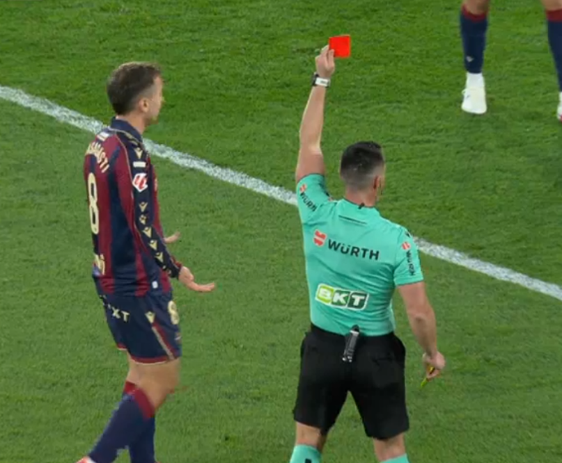 besoccer_ES's tweet photo. - Arriaga ve tarjeta amarilla
- Aplaude al árbitro
- Ve la roja (Olasagasti no entiende qué hace)
- Vuelve a aplaudirle
- Dela se lo lleva a empujones https://t.co/ARfFzuk4en