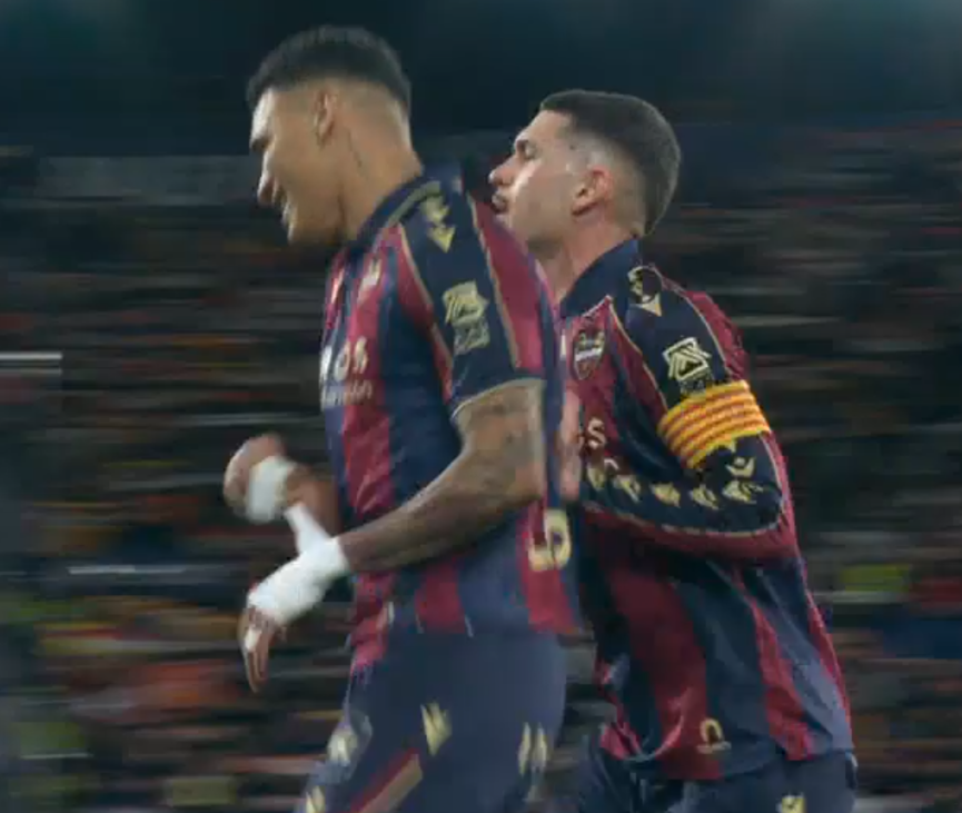 besoccer_ES's tweet photo. - Arriaga ve tarjeta amarilla
- Aplaude al árbitro
- Ve la roja (Olasagasti no entiende qué hace)
- Vuelve a aplaudirle
- Dela se lo lleva a empujones https://t.co/ARfFzuk4en