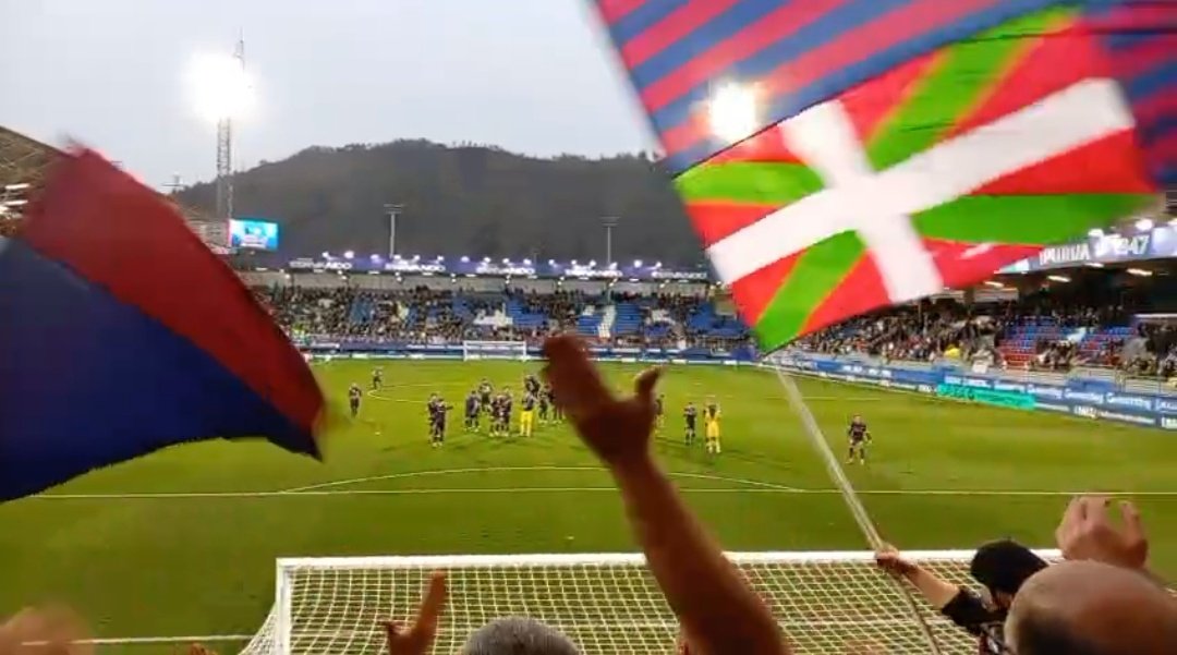 EskoziaLaBrava's tweet photo. ¡ESTA HINTXADA NUNCA DE RINDE!
@SDEibar 2-1 @realracingclub 
En una gran tarde de puro fútbol,  Ipurua volvió a llevar en volandas a los nuestros hacia una nueva victoria.
Pausoz, pauso; Eibar beti aurrera! https://t.co/0zAC78DuFK