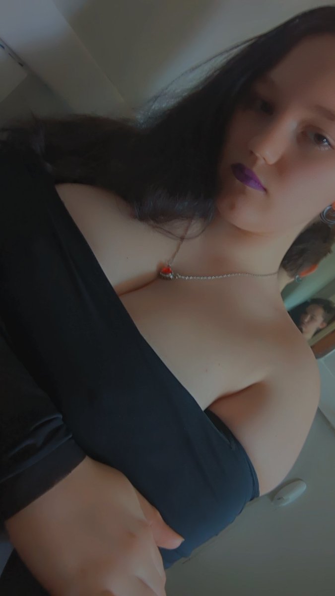 Bitty98185547's tweet photo. Happy belated Valentine's Day 
#gothicgirls https://t.co/g7RVQiYwWP