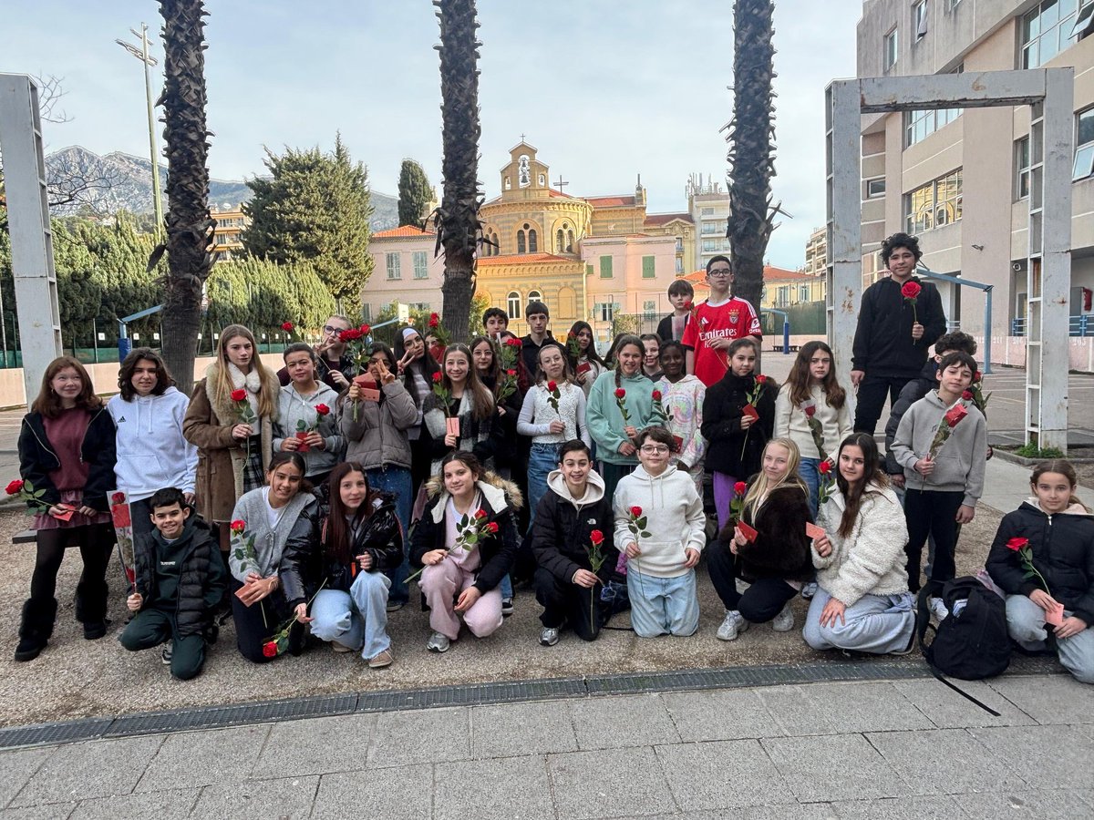 CollegeVento's tweet photo. La #SaintValentin s’invite au collège : des roses et des mots pour célébrer l’amour et l'#amitié. Les élèves ont offert des roses.L’occasion de célébrer la #gentillesse et le respect entre élèves.🌹@academiedenice @egalite_gouv https://t.co/ZyMNPQudR1
