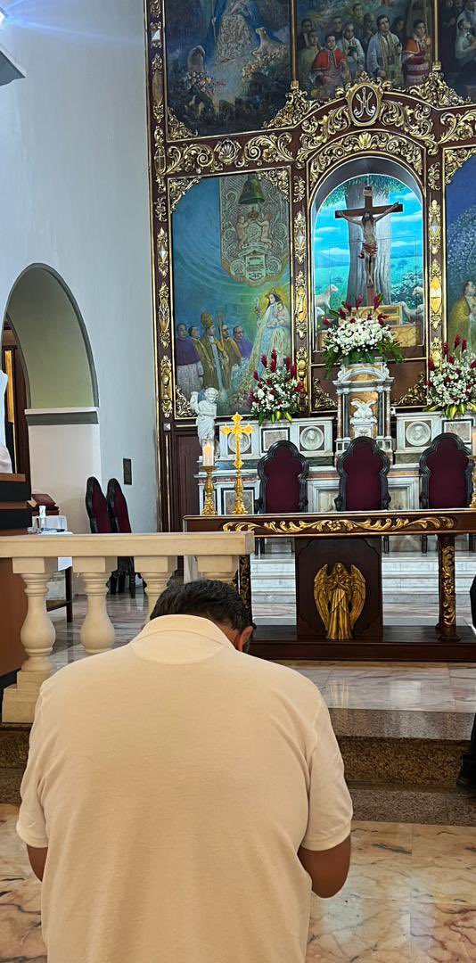 🇻🇪 | Nuestro coordinador nacional de Organización, <a href="/HenryAlviarez/">Henry Alviarez Alviarez</a>, desde el estado Lara, se reencuentra con miembros del partido en la entidad. 

Participan en una misa por la libertad de todos los presos políticos.

¡#QueSeanTodos!