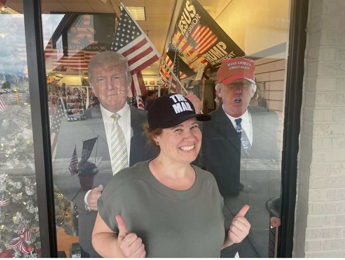 andrearthurciel's tweet photo. Sans grande surprise, la candidate Trumpiste du Parti Québécois dans Chicoutimi n’a pas apprécié que je la questionne au sujet de cette magnifique photo d’elle avec Donald J. Trump.

Le Parti Québécois non plus!

Alors je vous invite à cliquer sur la photo et à la télécharger en qualité 4K afin de la republier là où bon vous semble!

Les électeurs de Chicoutimi ont le droit de savoir.

*