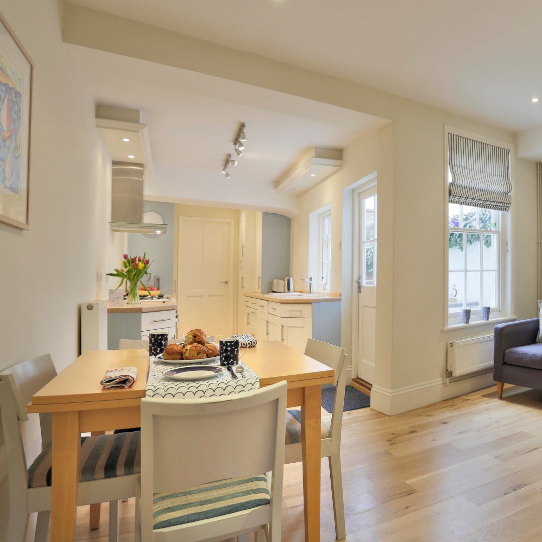 ✨ Special Offer Alert! ✨ Escape to our beautiful 33 Victoria Street in the heart of #Southwold &amp; enjoy 15% OFF stays of 4 nights or more—this week only! 
🏡 Sleeps 4 
🛏️ 2 Bedrooms 
🛀 2 Bathrooms 
🐾 #Dogfriendly 
🌟 Central location

ow.ly/ecV150YeZlc