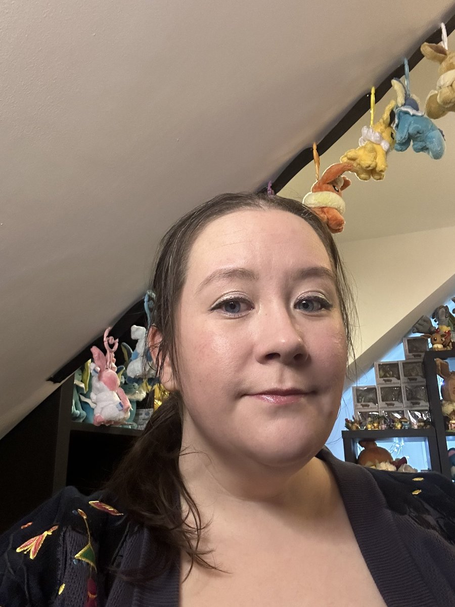 It’s been a long tiring weekend at EUIC but we are live for a short chill stream as we talk everything competitive Pokémon 🥰

twitch.tv/eeveecollector…