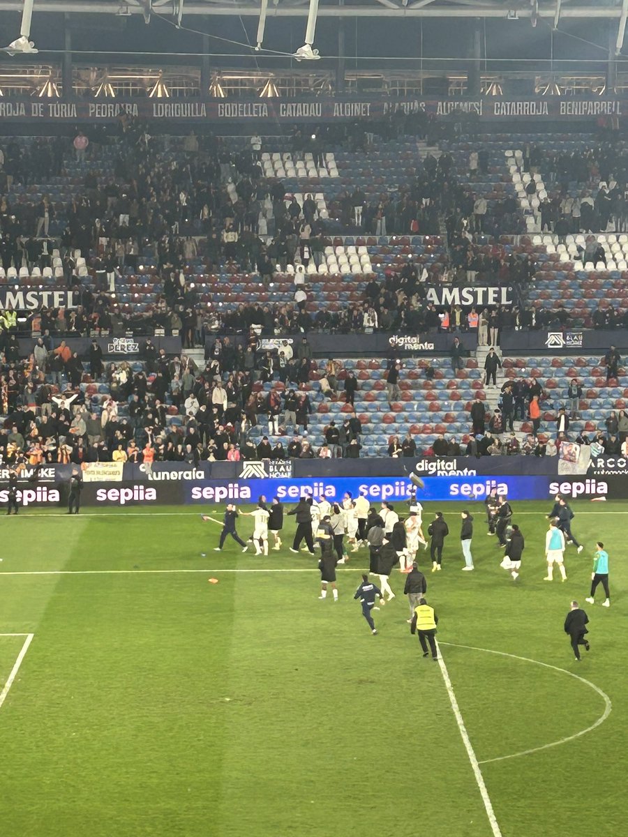 Álex Domínguez tweet media