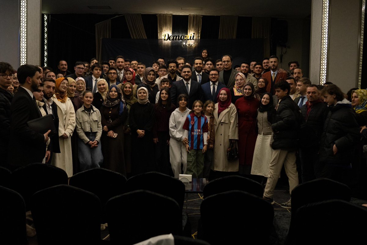 huseyinbas_BTP's tweet photo. Ankara’da gençlerle bir araya geldik. Gençlerin söz sahibi olduğu bir Türkiye mümkün yeter ki birlikte konuşmaya ve üretmeye devam edelim. İstikbâl biziz, biz geleceğiz. https://t.co/5GlPglWwZv