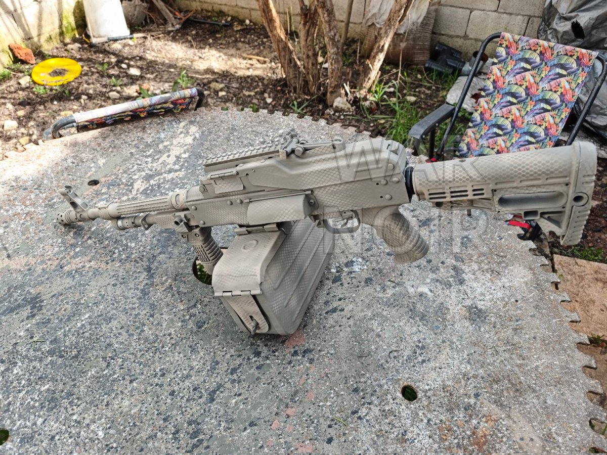 war_noir's tweet image. #Syria 🇸🇾: A customized “Tactical”  general-purpose machine gun belonging to a member of Syrian Army (former #HTS) in #Idlib.

The fighter is showing a #Bulgaria-made 🇧🇬 Arsenal MG-1M  machine gun with cut-down (chopped) barrel, custom paint-job and new furnitures.