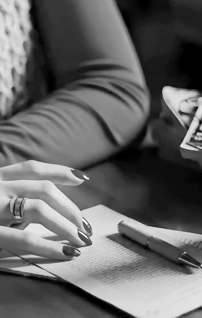 ما كتبت الحرف تسجيلٍ لحضور
… جيت أجدد شوق قلبي والغلا

جيت أبنثر كل ما بي من شعور
… جيت أبوح بلهفتي لك للملا ♥️🕊️