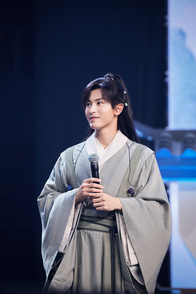 #TheRealZhangZhehan daily themes
ZH at the WoH concert 🎤💙
#ZhangZhehan #张哲瀚

theme calendar: kvisit.com/ngI/5pu3AQ