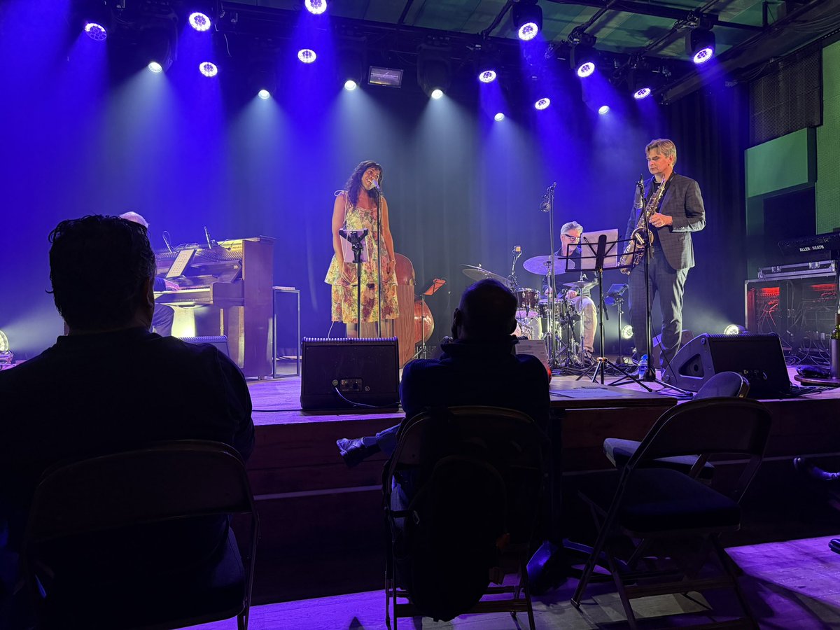 joskeijsper's tweet photo. Wat een stem!! Alsof je Billy Holiday in levende lijve hoorde. Top middag gehad in @podiumvictorie met @SherryDyanne! #Alkmaar #sundaysessions https://t.co/NezIxRgqyO