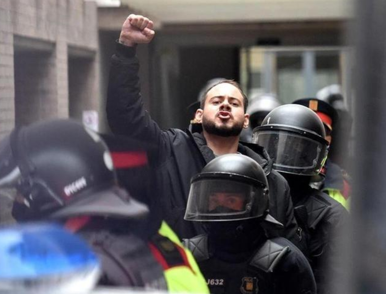 Fa 5 anys que la policia espanyola Mossos d'Esquadra va detenir <a href="/PabloHasel/">Pablo Hasel</a>  per ordre de l'estat feixista .

Exigim la seva llibertat immediata i condemnem no només a l'estat feixista i els seus mecanismes repressors sinó també a la passivitat