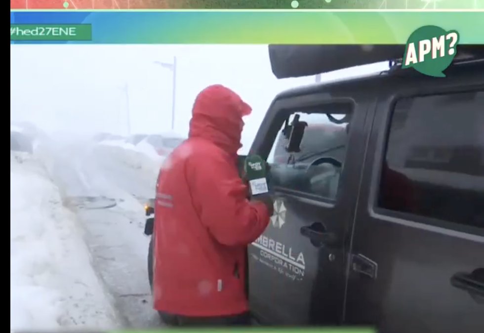 josefran78's tweet photo. Estoy flipando, estoy viendo el APM y de repente me fijo... ¿el entrevistador ha parado un coche de Umbrella Corporation de Resident Evil?  
Creo que ver el #ElBunkerSA de @salbaFR @AlbertGMyers y a don @motenai hace que vea videjuegos en todas partes. https://t.co/Ro7t70fPwd
