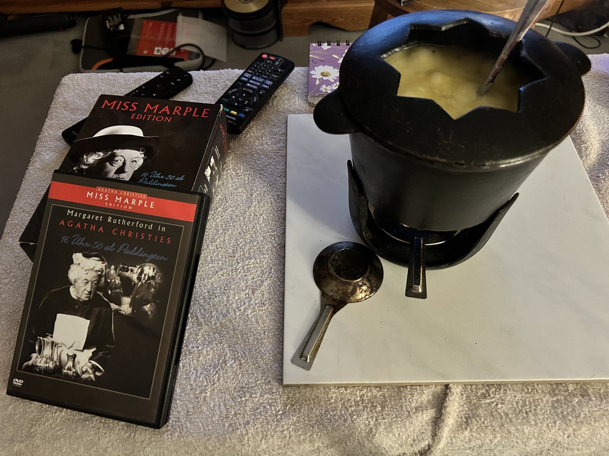 HistorianBlood's tweet image. #Aachen - the perfect accompaniment to snow and a cold night.