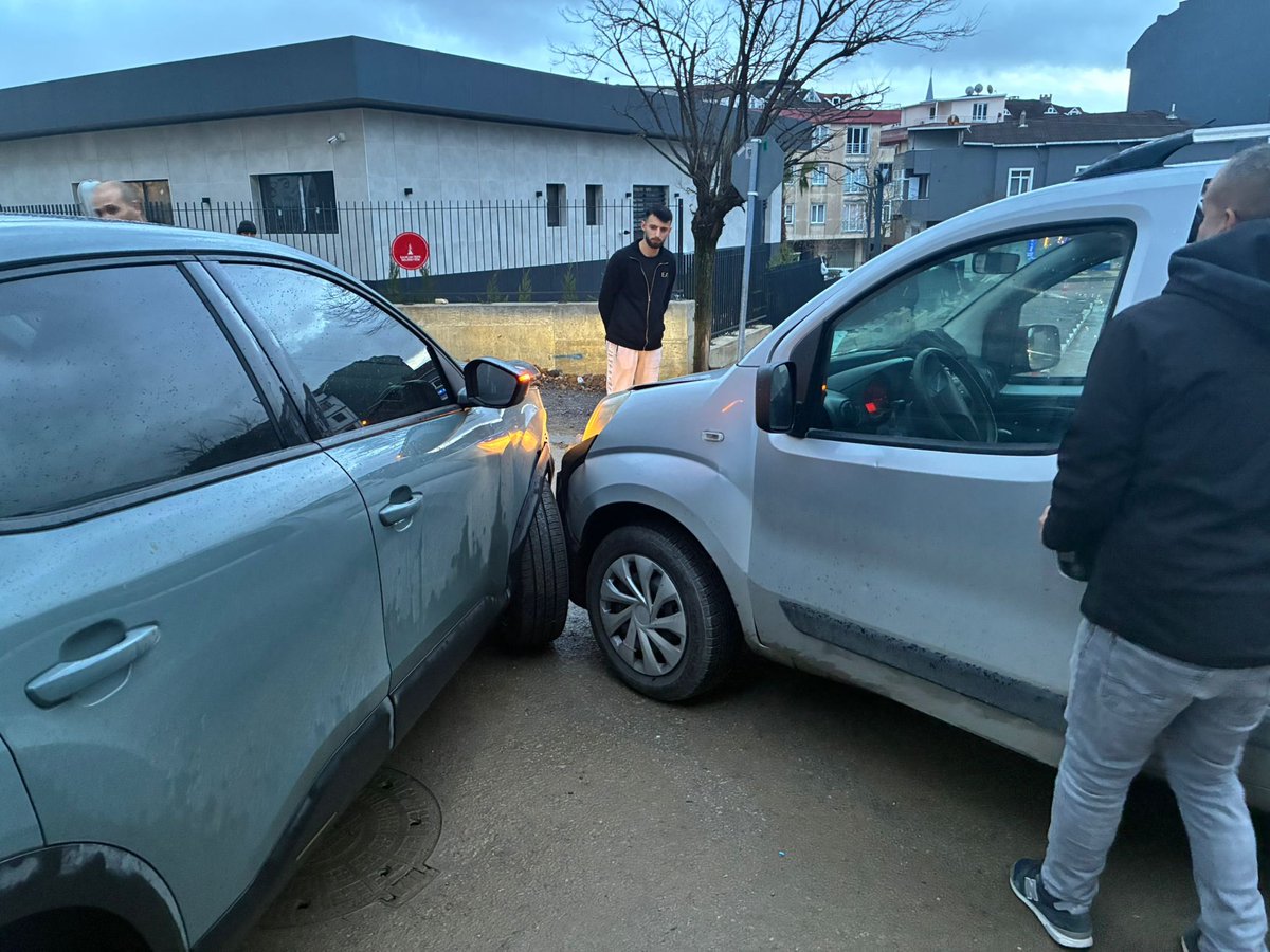 NextCem's tweet photo. Dostlar selamlar, bir konuda fikrinize ihtiyacım var. 2025 ağustos ayında aldığımız Citroen C4x aracımızla eşim bir kaza yaptı. Kaza anı ve sonrası görüntüleri ekledim. Tamirat Citroen servisinde yapıldı ve indirimler sonrası 330.000₺ bir ödeme yaptı sigorta servise. https://t.co/Q4At7G4muW