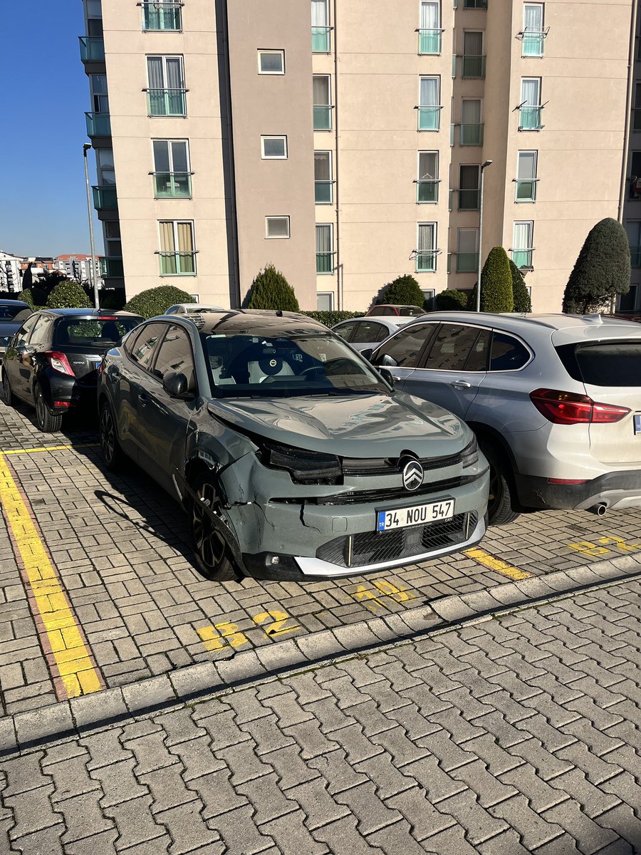 NextCem's tweet photo. Dostlar selamlar, bir konuda fikrinize ihtiyacım var. 2025 ağustos ayında aldığımız Citroen C4x aracımızla eşim bir kaza yaptı. Kaza anı ve sonrası görüntüleri ekledim. Tamirat Citroen servisinde yapıldı ve indirimler sonrası 330.000₺ bir ödeme yaptı sigorta servise. https://t.co/Q4At7G4muW
