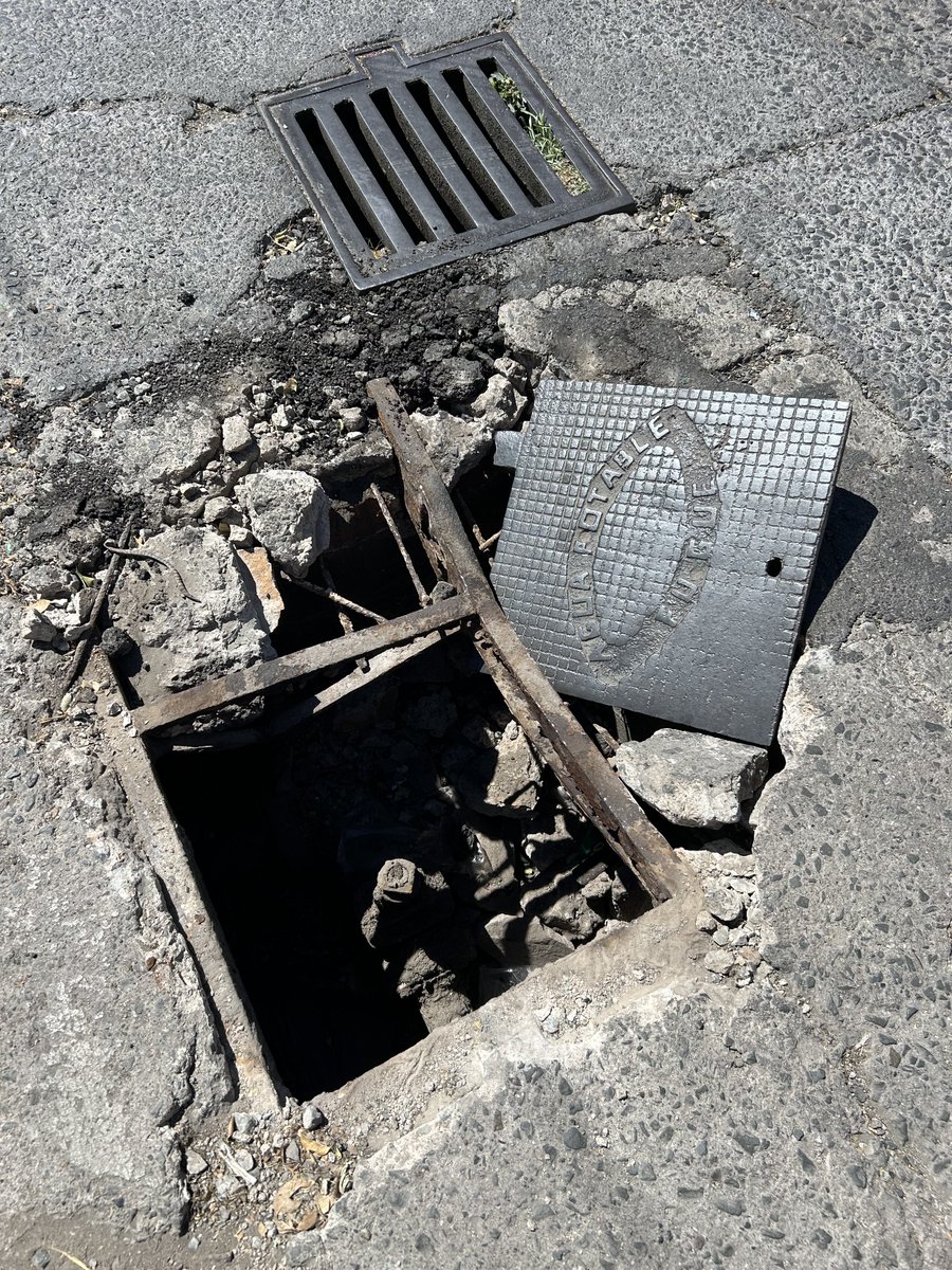tallercinco's tweet photo. ⁦@Sapalleon⁩ Atención, Registro abierto y roto en esquina Calle Antigua camino a la presa y calle Julián Carrillo col. Casa Blanca https://t.co/o3a5HTSUAL