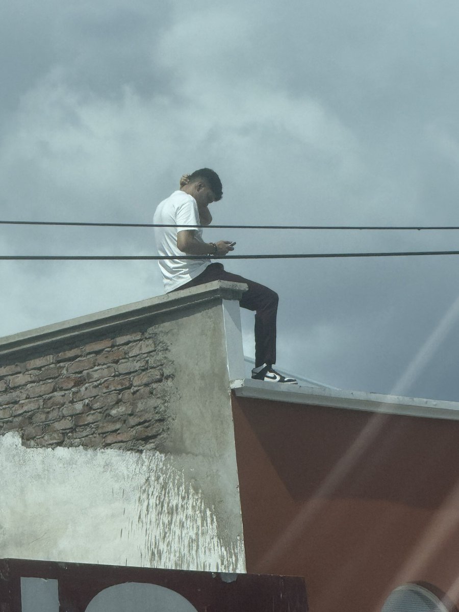 🚨😳 TENSIÓN EN LAS ALTURAS 😳🚨

Un joven fue captado sentado al borde de un techo, generando angustia entre vecinos que no sabían si estaba contemplando el paisaje… tomando el sol…. o tomando una decisión peligrosa 😬