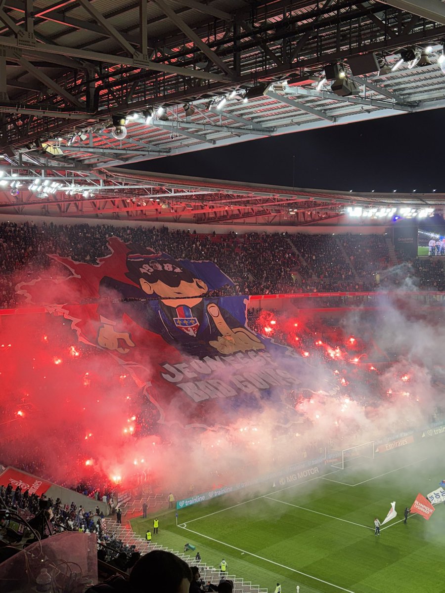 Les Bad Gones lancent la rencontre face à Nice avec des fumigènes et un tifo « Jeunesse Bad Gones » 🔴🔵