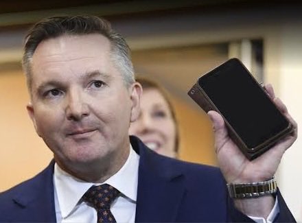r3tarddownunder's tweet photo. This retard racked up a $60’000 phone bill over a two week period while overseas. This is paid for by taxpayers.

You don’t hate the government enough. https://t.co/w0YCe7UERY