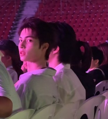 charliepicss's tweet image. DAMN I'M BITING THE PHONE, CHARLIE IS REALLY HANDSOMEEEEEE  😭😭😭😭 

#SMTR25 #CHARLIE #CHARLIEMULLIS #찰