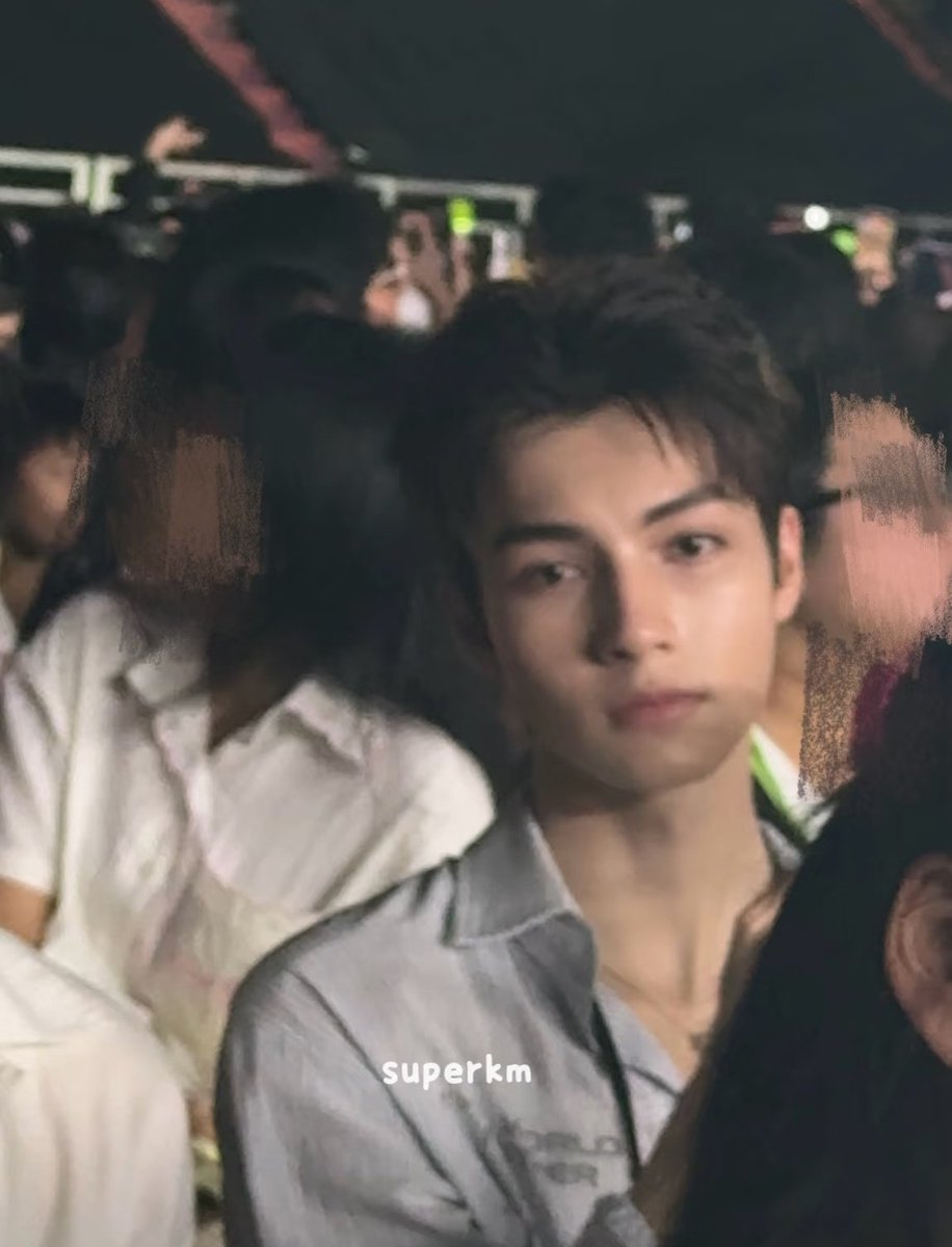 charliepicss's tweet image. DAMN I'M BITING THE PHONE, CHARLIE IS REALLY HANDSOMEEEEEE  😭😭😭😭 

#SMTR25 #CHARLIE #CHARLIEMULLIS #찰