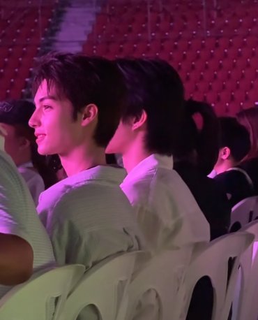 DAMN I'M BITING THE PHONE, CHARLIE IS REALLY HANDSOMEEEEEE  😭😭😭😭 

#SMTR25 #CHARLIE #CHARLIEMULLIS #찰