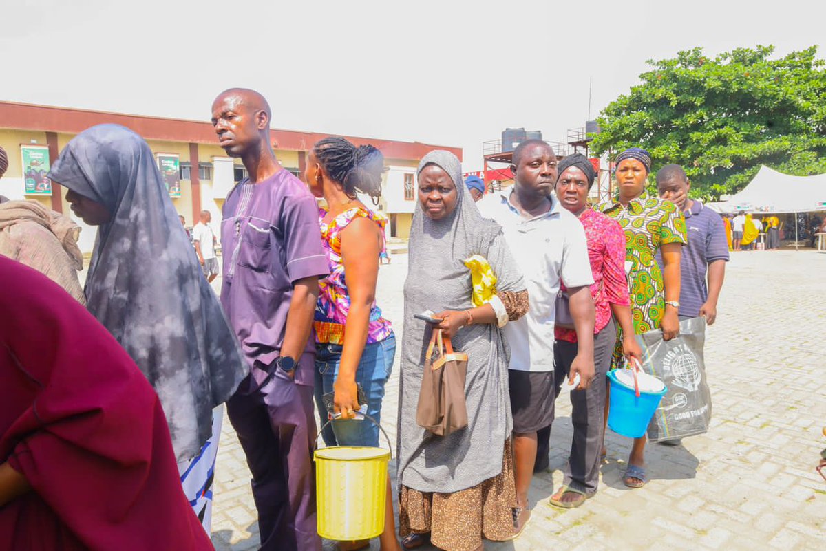 AgegeLGInfo's tweet photo. Agege Local Government in a strategic partnership with T.TOPPS Foods, successfully organised a subsidised food market today in Agege.
Essential food items were available for sale to Agege residents at 50% discount to ease the cost of living.
#ANewAgegeIsRising
#AvoIsWorking https://t.co/xBX4A2r1cL