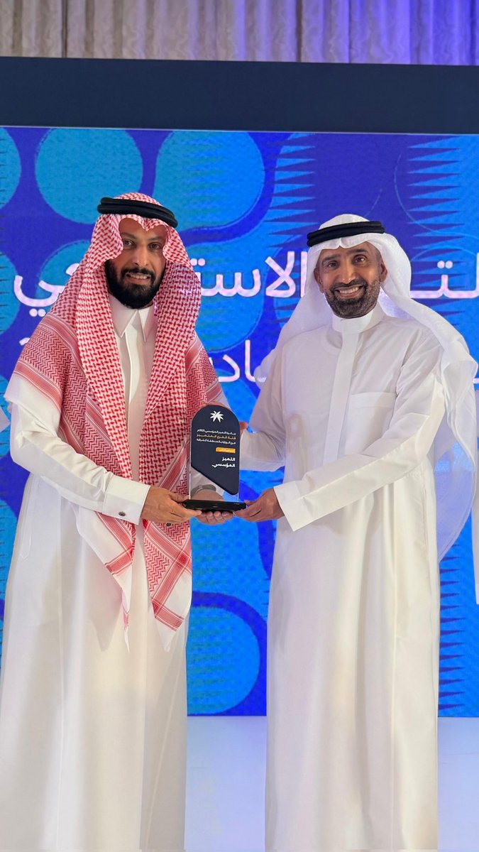 MOHDALSAMARI's tweet photo. بفضل من الله ومنّته، تشرّفنا اليوم بتكريم معالي وزير الموارد البشرية والتنمية الاجتماعية م. أحمد بن سليمان الراجحي، بمناسبة حصول فرع #وزارة_الموارد_البشرية_والتنمية_الاجتماعية بالمنطقة الشرقية، على «المركز الأول» في جائزة التميز المؤسسي لعام 2025 عن فئة «الفرع المتميز»، وذلك على مستوى فروع الوزارة بالمناطق، نظير ما قدمه الفرع من نموذج مؤسسي يعكس التزامه بتطبيق أعلى معايير التميّز المؤسسي، ورفع كفاءة الأداء.

ومن هذا المنطلق، أتقدم بخالص الشكر والتقدير لمعالي الوزير م. أحمد بن سليمان الراجحي،
@Ahmed_S_Alrajhi 
على هذه اللفتة الكريمة التي تعكس حرصه واهتمامه الدائم باستدامة الأداء المؤسسي المتميّز، وتعزيز ثقافة الجودة والتميّز بالوزارة.

كما أتوجّه بالشكر لمعالي مساعد الوزير
 أ. إسماعيل الغامدي @IsmailSAlghamdi
على دعمه المستمر لترسيخ التميز المؤسسي كسلوك وممارسة مهنية يومية؛ بما يسهم في تحقيق المستهدفات المنشودة على هذا الصعيد.

وأشكر سعادة وكيل الوزارة لتجربة المستفيد والفروع أ. رائد الجرباء @raeed_aljarba
على متابعته وتحفيزه الدائم لتطبيق أفضل الممارسات والأدوات والاستراتيجيات التي تضمن جودة الأداء والتميّز التنظيمي في الفروع.

سائلين الله دوام التوفيق والسداد،