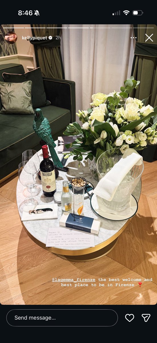 Invain81's tweet photo. @heliumbyjjong @NotFlowergothic She thanked Max for his flowers and hotel for theirs nothing extraordinary. https://t.co/xah1JMMda9