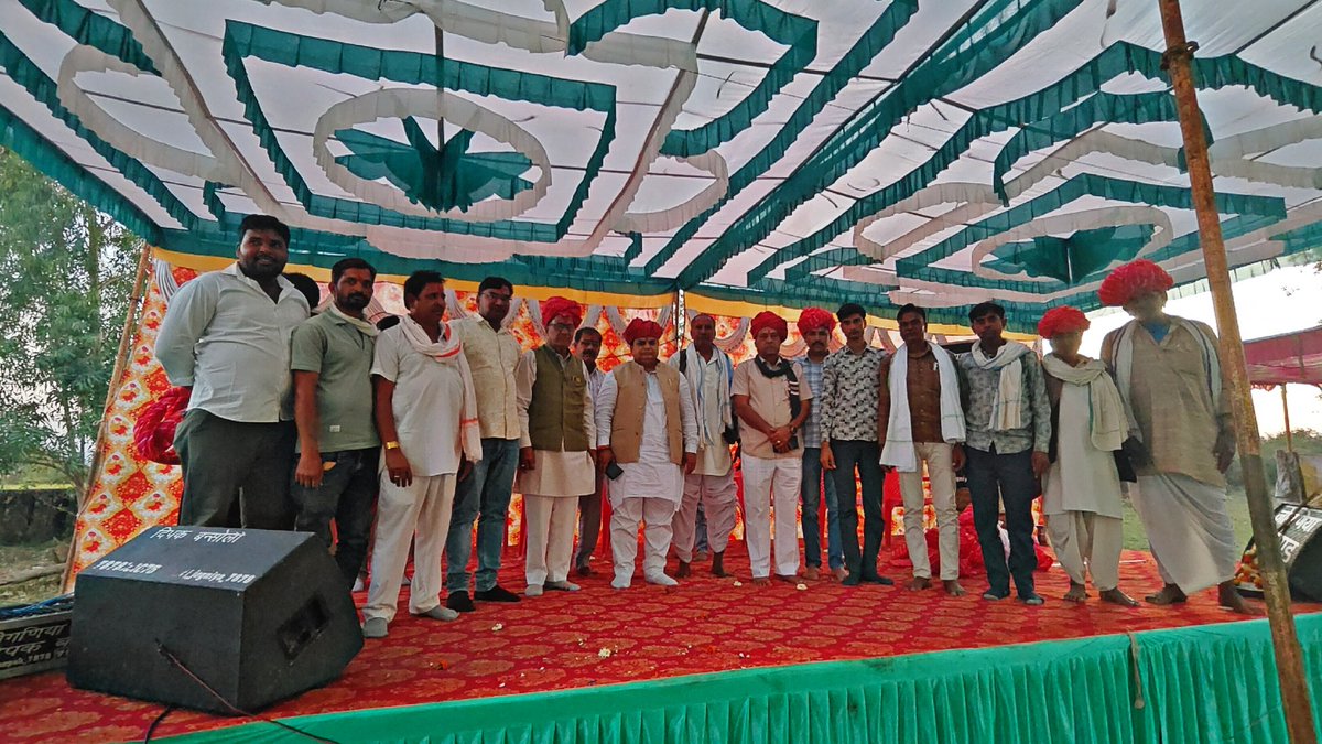 आज ग्राम बाकिया स्थित श्री गणेश्वर महादेव मंदिर में महाशिवरात्रि मेले में मुख्य अतिथि के रूप में सम्मिलित हुआ। भोलेनाथ का आशीर्वाद प्राप्त किया। श्रद्धालुओं का जनसैलाब ग्रामवासियों की अटूट आस्था और हमारी सांस्कृतिक शक्ति का प्रतीक है।
#महाशिवरात्रि #श्रीगणेश्वरमहादेव #ग्रामबाकिया