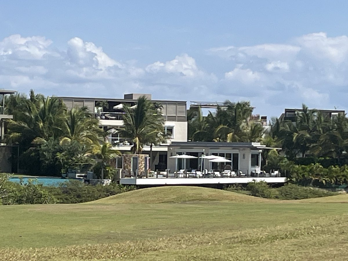 cda_adria's tweet image. La “modesta” casita de más de 60mdp de @PedrohacesO en el exclusivo club de golf Tres Vidas en Acapulco, Gro 
Aquí se van nuestros impuestos pero a Mugrena le convine tenerlo contento por que aporta votossssss 
@latinus_us @CarlosLoret @El_Universal_Mx @Claudiashein