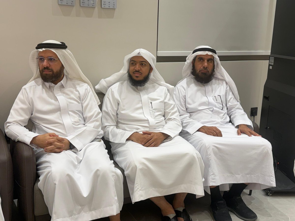 quranahsa's tweet photo. امتدادًا لرسالة الجمعية في خدمة كتاب الله، وحرصها على إقامة المناشط القرآنية التي تستهدف فئات المجتمع كافة، ولا سيما معلمي القرآن وطلاب الجمعية؛ أقامت الجمعية ممثلة بقسم الدورات مساء اليوم الأحد 27/8/1447 دورةً تدريبية  بعنوان «طرق إتقان القرآن في رمضان»، قدّمها فضيلة الشيخ د. محمد بن أحمد الحسن.
وقد سعت الجمعية من خلال هذه الدورة إلى تمكين المشاركين من أدوات الإتقان العملي، وتعزيز مهارات التثبيت والمراجعة استعدادًا لموسم رمضان، وشهدت الدورة حضورًا نوعيًا تجاوز خمسين متدربًا، في صورةٍ تعكس الإقبال على برامج الجمعية ومناشطها القرآنية المتنوعة.