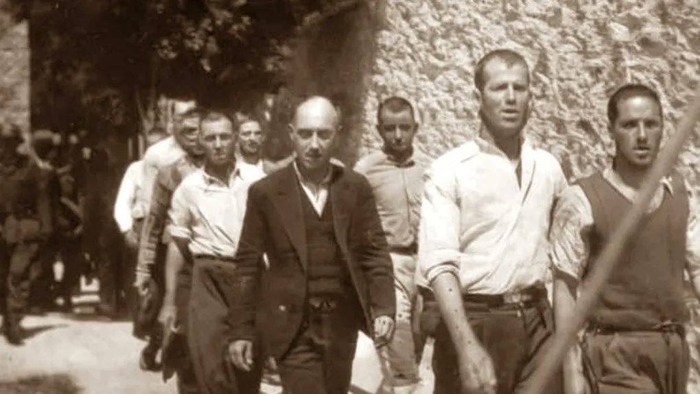demorteau's tweet photo. Κομμουνιστής δεν είμαι. 
Αλλά, αν τυχόν βρισκόμουν στη μαύρη θέση να με εκτελέσουν, θα είχα δύο επιθυμίες: 
Να περπατάω δίπλα σε Κομμουνιστές για να τους βλέπω και να περπατάω όρθιος και 
να πετύχω στη διαδρομή έναν ξέμπαρκο μπούκουρα, να του ρίξω μια χλέπα να φύγουμε γελώντας. https://t.co/gav9BodYDY