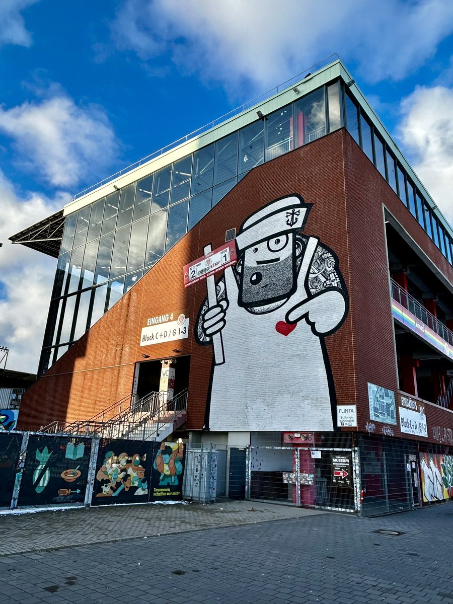 LeonJanssenLok's tweet photo. Is dit mooi of niet? Het #Millerntor-stadion van de misschien wel meest maatschappijbetrokken profclub ter wereld: #SanktPauli, met uitzicht op de #HamburgBunker. 
#groundhopping #voetbalcultuur #fussballkultur #hamburg #cultclub https://t.co/qw3B3AotAP