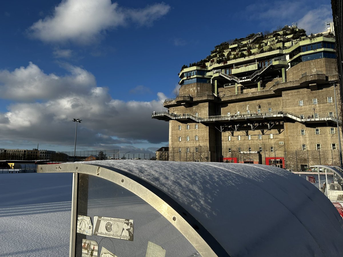 LeonJanssenLok's tweet photo. Is dit mooi of niet? Het #Millerntor-stadion van de misschien wel meest maatschappijbetrokken profclub ter wereld: #SanktPauli, met uitzicht op de #HamburgBunker. 
#groundhopping #voetbalcultuur #fussballkultur #hamburg #cultclub https://t.co/qw3B3AotAP