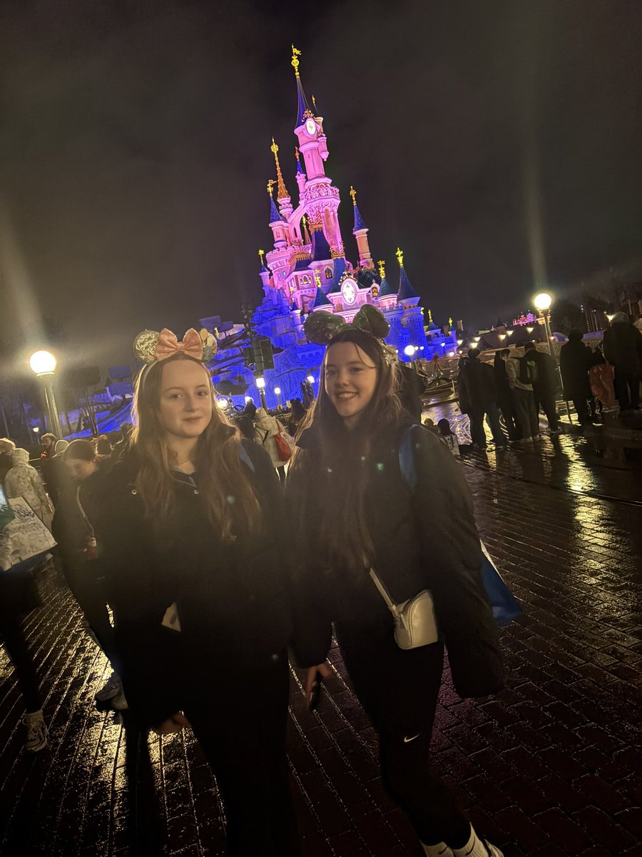 SEACHS1961's tweet photo. Waiting patiently for the fireworks. Perfect ending to a perfect day #EddiesParis2026 https://t.co/5Jzl3O5ewS