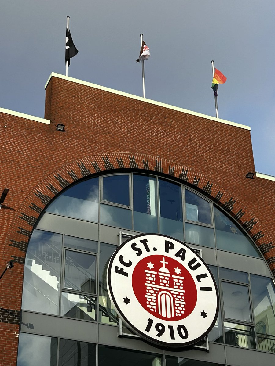 LeonJanssenLok's tweet photo. Is dit mooi of niet? Het #Millerntor-stadion van de misschien wel meest maatschappijbetrokken profclub ter wereld: #SanktPauli, met uitzicht op de #HamburgBunker. 
#groundhopping #voetbalcultuur #fussballkultur #hamburg #cultclub https://t.co/qw3B3AotAP