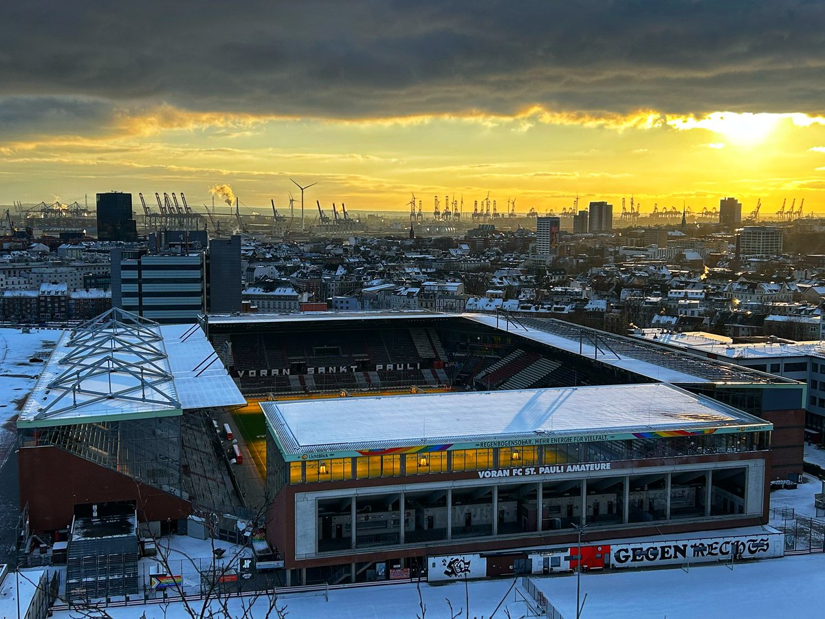 LeonJanssenLok's tweet photo. Is dit mooi of niet? Het #Millerntor-stadion van de misschien wel meest maatschappijbetrokken profclub ter wereld: #SanktPauli, met uitzicht op de #HamburgBunker. 
#groundhopping #voetbalcultuur #fussballkultur #hamburg #cultclub https://t.co/qw3B3AotAP