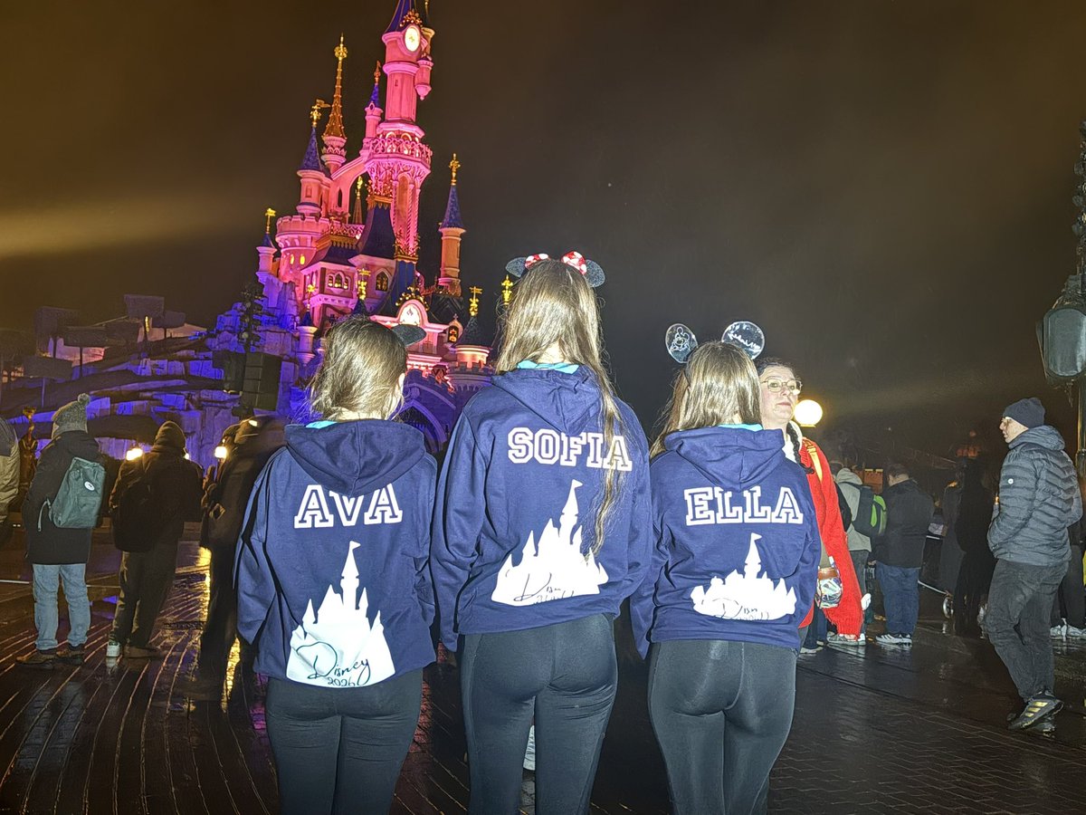 SEACHS1961's tweet photo. Waiting patiently for the fireworks. Perfect ending to a perfect day #EddiesParis2026 https://t.co/5Jzl3O5ewS