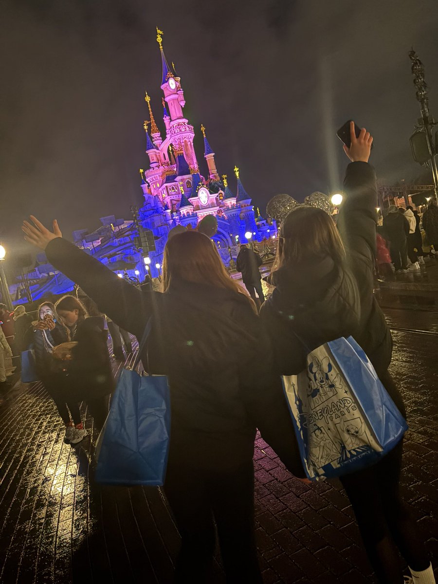 SEACHS1961's tweet photo. Waiting patiently for the fireworks. Perfect ending to a perfect day #EddiesParis2026 https://t.co/5Jzl3O5ewS