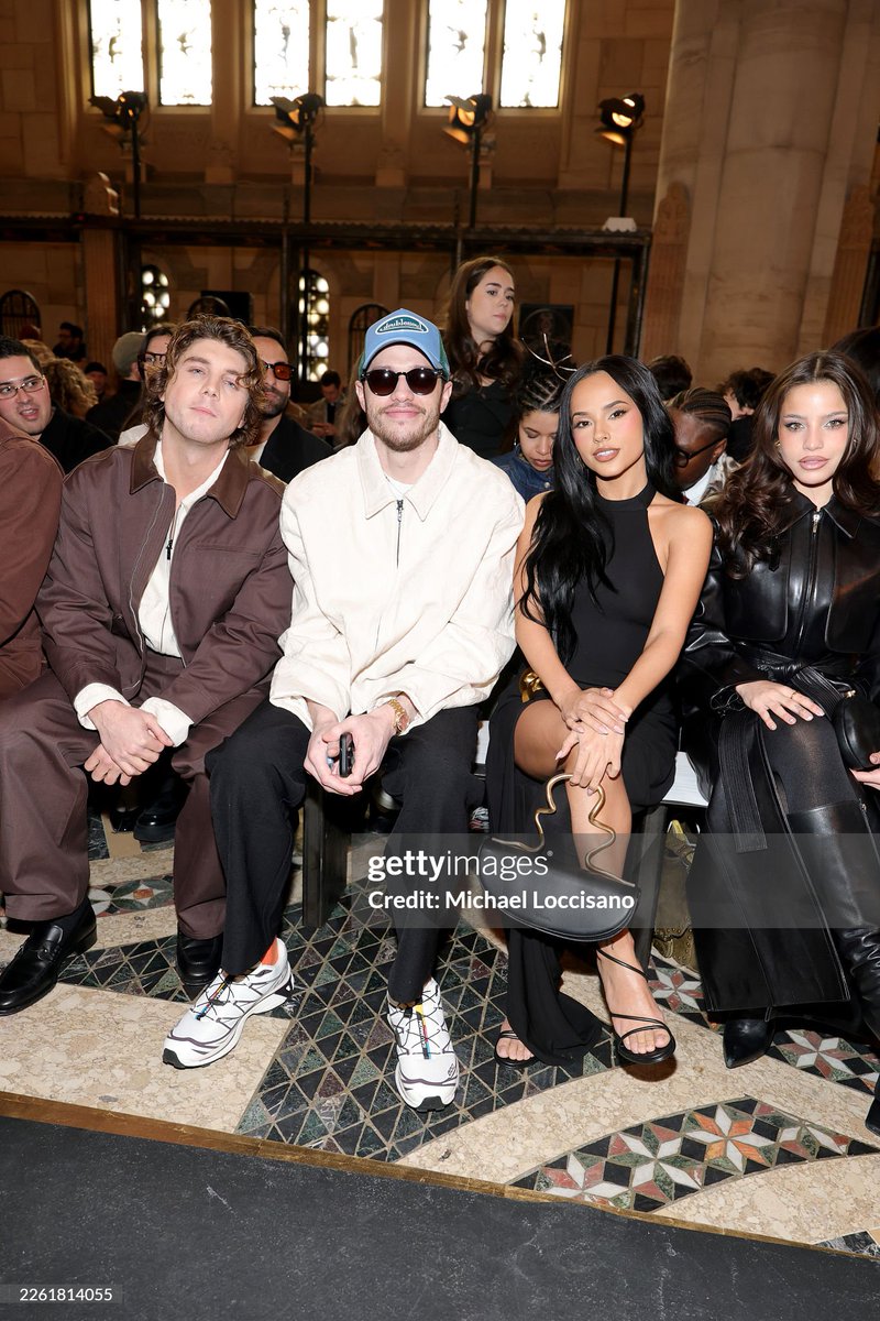 emupdate's tweet image. Emilia junto a Becky G, Pete Davidson y Lukas Gage en el desfile de Cult Gaia #NYFW