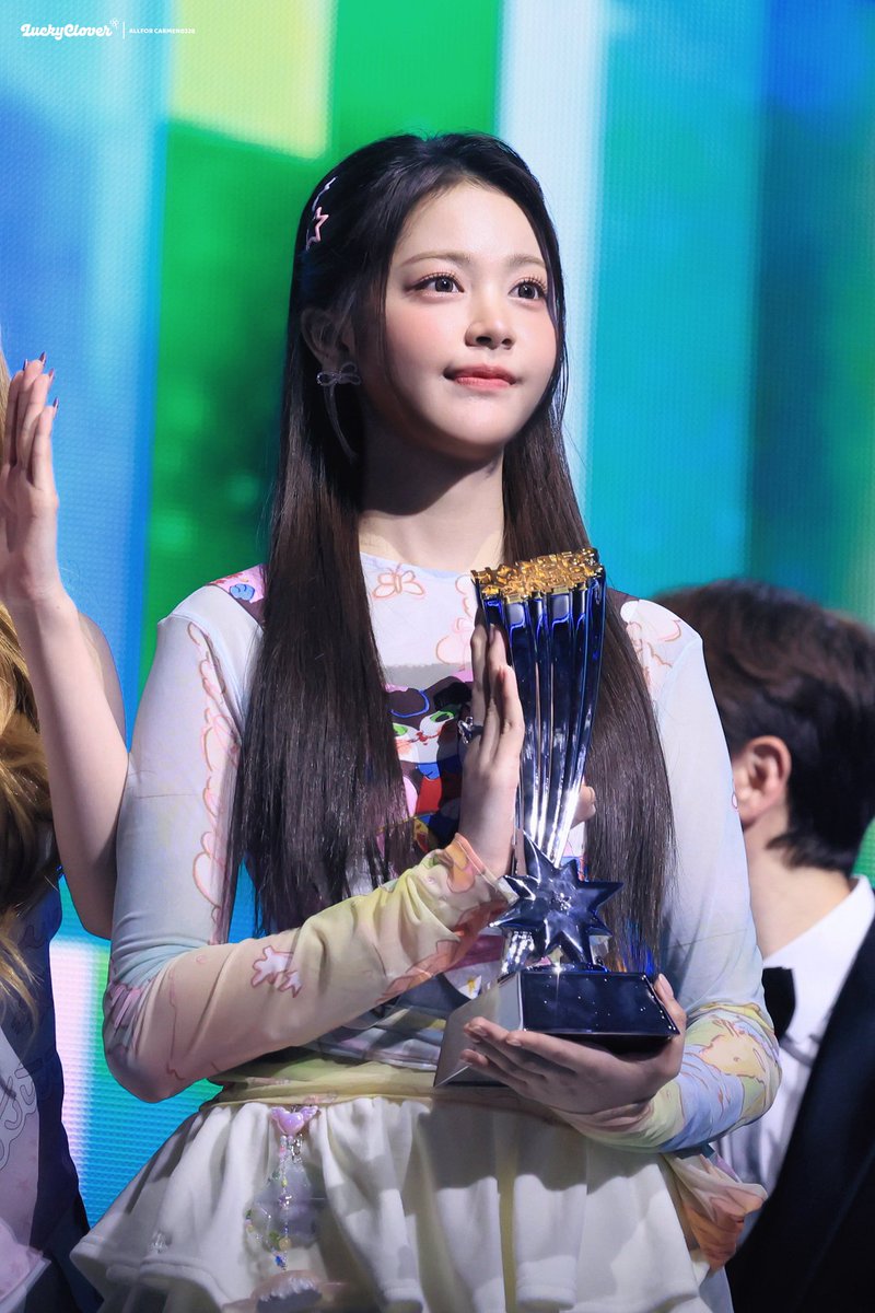 [📸] PERFEITA! Carmen durante o Hanteo Music Awards 2026.

cr. Lucky2clover_ 

#Carmen #카르멘 #Hearts2Hearts #하츠투하츠