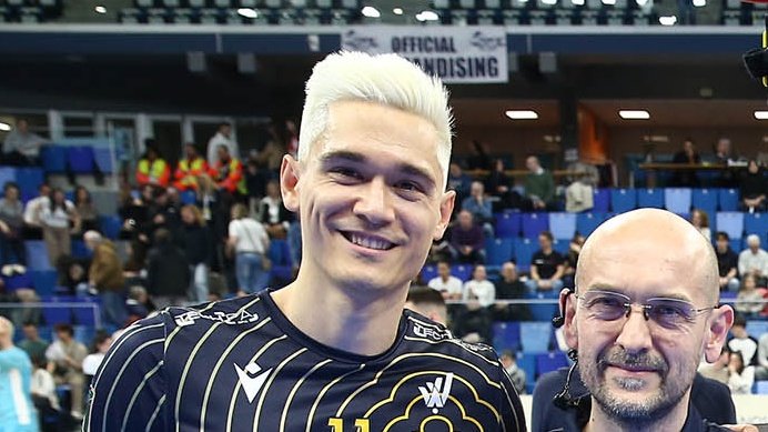 Temmzvolley's tweet image. 🇮🇹Verona İtalya Kupası şampiyonluğunu takım halinde saçlarını sarıya boyatarak kutladı