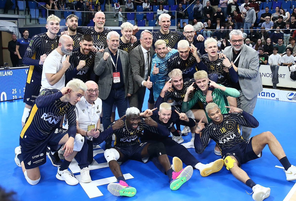 Temmzvolley's tweet image. 🇮🇹Verona İtalya Kupası şampiyonluğunu takım halinde saçlarını sarıya boyatarak kutladı