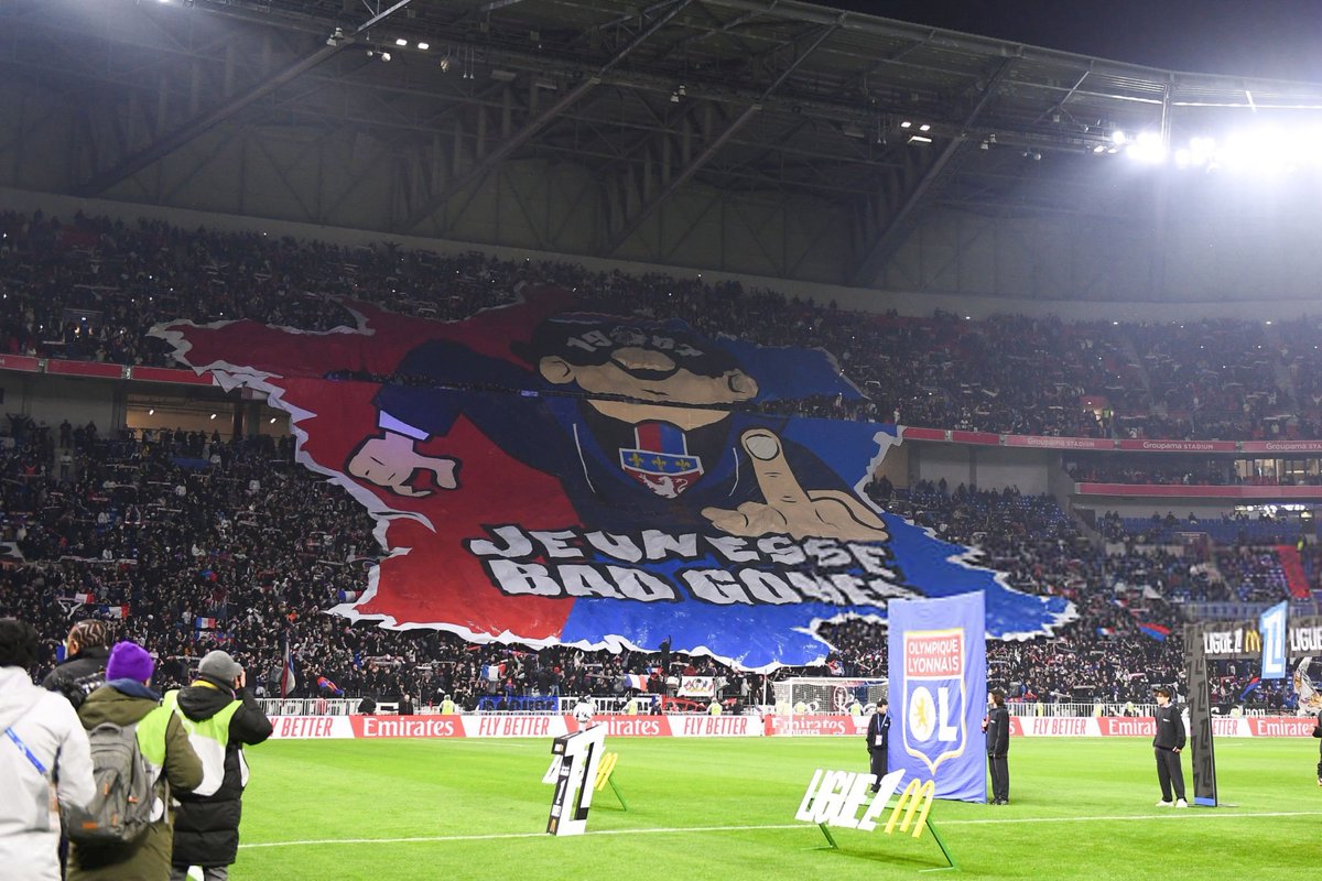 lnstantFoot's tweet photo. "𝗝𝗘𝗨𝗡𝗘𝗦𝗦𝗘 𝗕𝗔𝗗 𝗚𝗢𝗡𝗘𝗦"

Le tifo de l'OL et le beau craquage des ultras ! 🦁🔥 https://t.co/Fw6sPuE6Gq