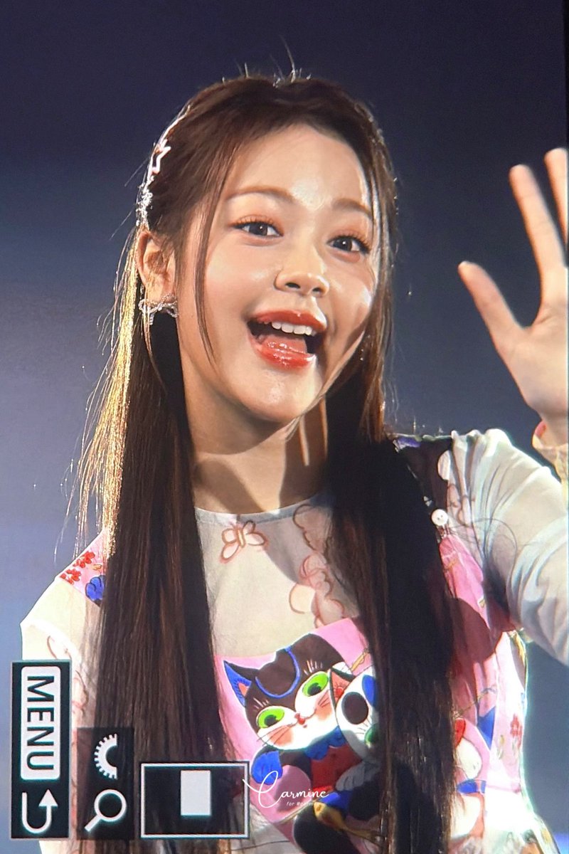 [📸] SURREAL! Carmen durante o encerramento do Hanteo Music Awards 2026.

cr. suarmentari 

#Carmen #카르멘 #Hearts2Hearts #하츠투하츠