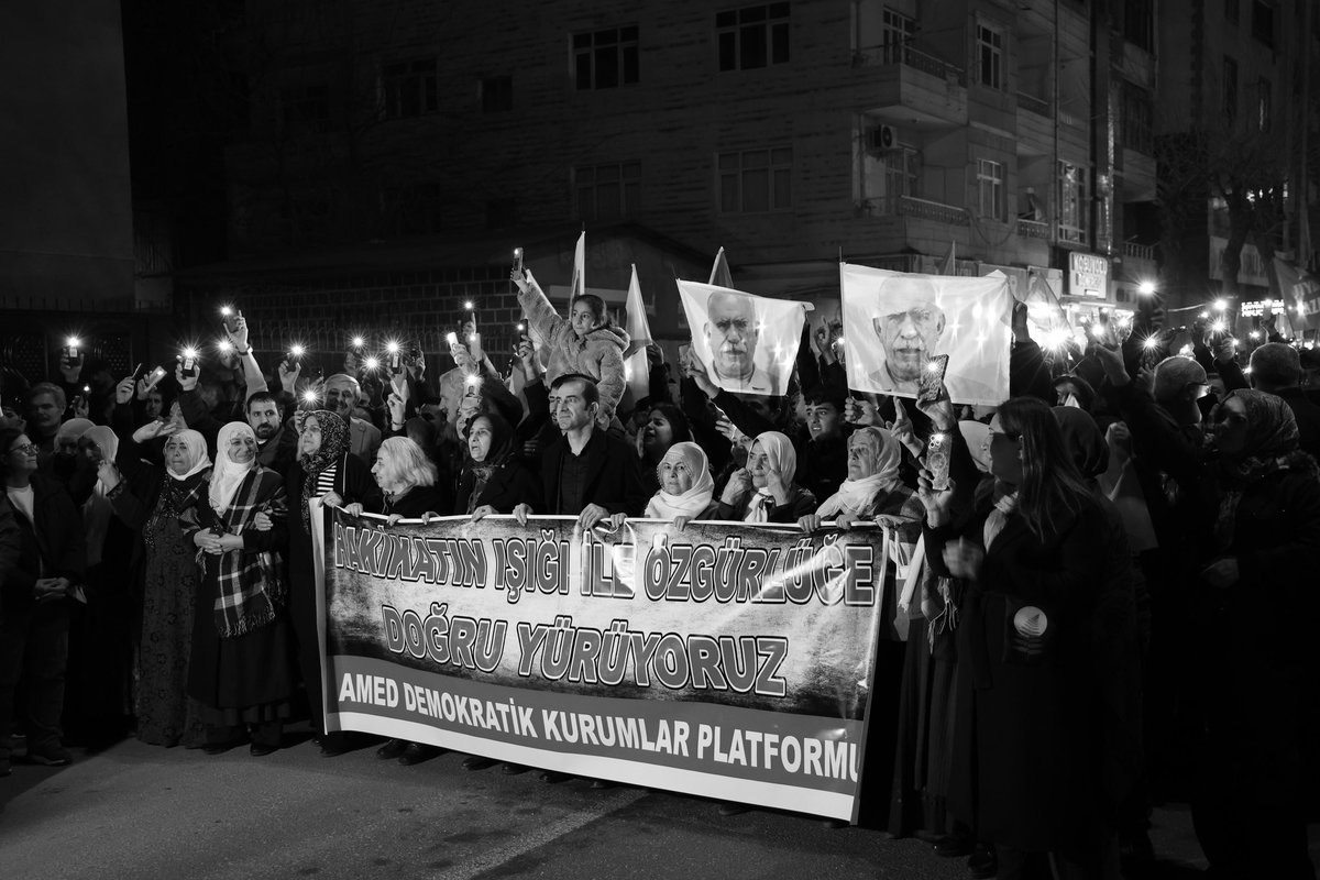 Îro Amed ji bo azadîya Rêberê Gelê Kurd li kolanan bû. Gelê me bi biryar e ku vê roja tarî veguherîne rojeke ronahî û azad. Spas Amed ✌️✌️🌸

Kişan📸: <a href="/MamedogluMedine/">Medine Mamedoğlu</a> spas 🌸