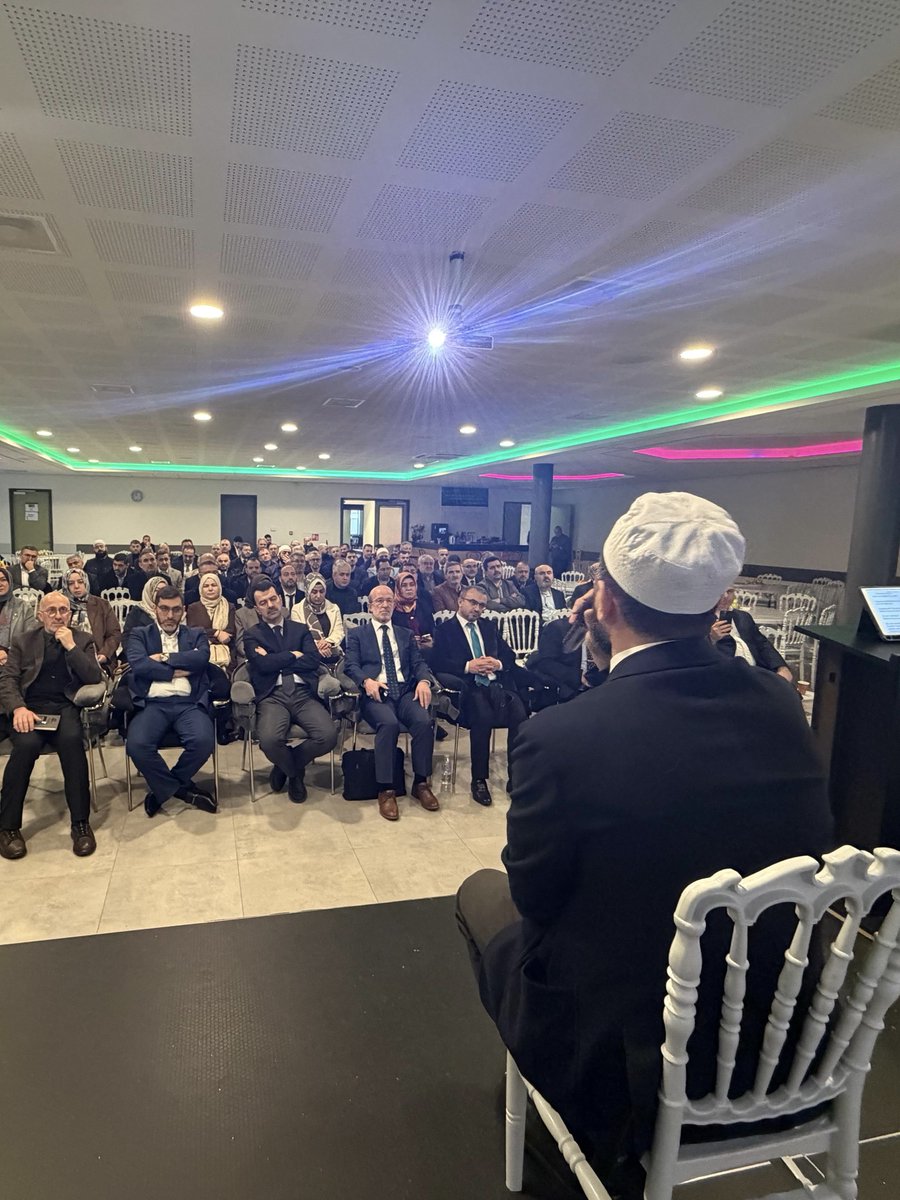 hdvhollanda's tweet photo. Hollanda’da Din Görevlilerine Ramazan Hazırlık Semineri

Hollanda Diyanet Vakfı (HDV), Ramazan ayı öncesinde din görevlilerine yönelik iki ayrı hazırlık semineri düzenledi. Programlarda hem Ramazan sürecine dair planlamalar hem de Kur’ân-ı Kerîm tilâvetinde dikkat edilmesi gereken hususlar ele alındı.

İlk seminer, 11 Şubat 2026 tarihinde Dr. Muhammed Emin Altın’ın riyasetinde, Rotterdam Din Hizmetleri Ataşeliği’ne bağlı din görevlilerinin katılımıyla Den Bosch Orhan Gazi Camii’nde gerçekleştirildi.

İkinci seminer ise 12 Şubat 2026 tarihinde Hüsnü Özmen’in riyasetinde, Deventer Din Hizmetleri Ataşeliği’ne bağlı din görevlilerinin katılımıyla Ede Ulu Camii’nde yapıldı.

Seminerlere Türkiye’den Eski Din İşleri Yüksek Kurulu Üyesi Davut Kaya da katkı sundu. Kaya, Kur’ân-ı Kerîm tilâvetinde sıkça karşılaşılan hatalar, doğru okuma usûlleri ve hüsn-i tilâvetin temel prensipleri üzerine kapsamlı değerlendirmelerde bulundu.

Karşılıklı istişarelerle tamamlanan programlarda, Ramazan ayı boyunca camilerde yürütülecek din hizmetlerinin daha planlı ve bilinçli şekilde icra edilmesi vurgulandı.

#hollanda #hdv #diyanet #ramazan