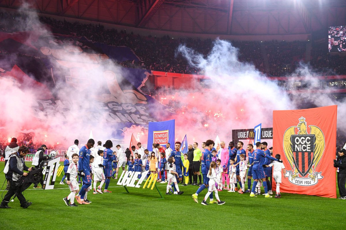 lnstantFoot's tweet photo. "𝗝𝗘𝗨𝗡𝗘𝗦𝗦𝗘 𝗕𝗔𝗗 𝗚𝗢𝗡𝗘𝗦"

Le tifo de l'OL et le beau craquage des ultras ! 🦁🔥 https://t.co/Fw6sPuE6Gq